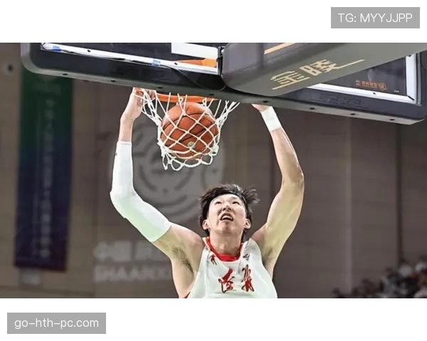 周琦这身高，打完球回家还得弯腰进门？