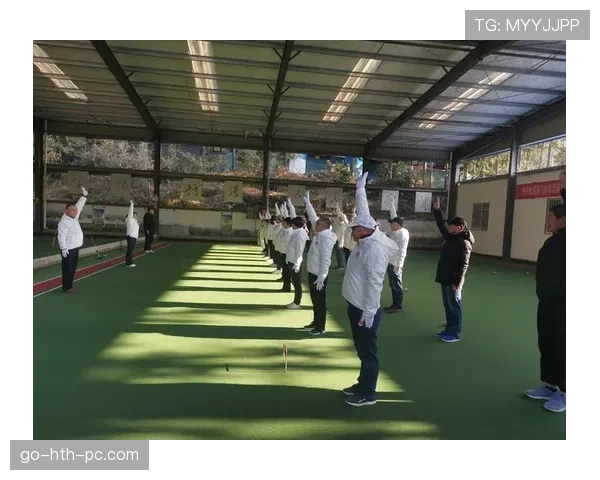 手抛球规则详解：裁判判罚与执行标准解析