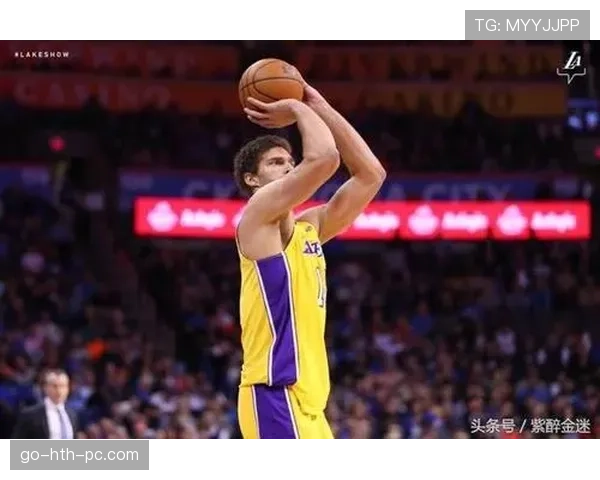 本泽马如何以伪九号角色重新定义现代中锋的战术功能