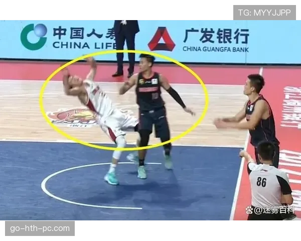 篮球规则中裁判执行假摔判罚的认定标准与流程详细解析